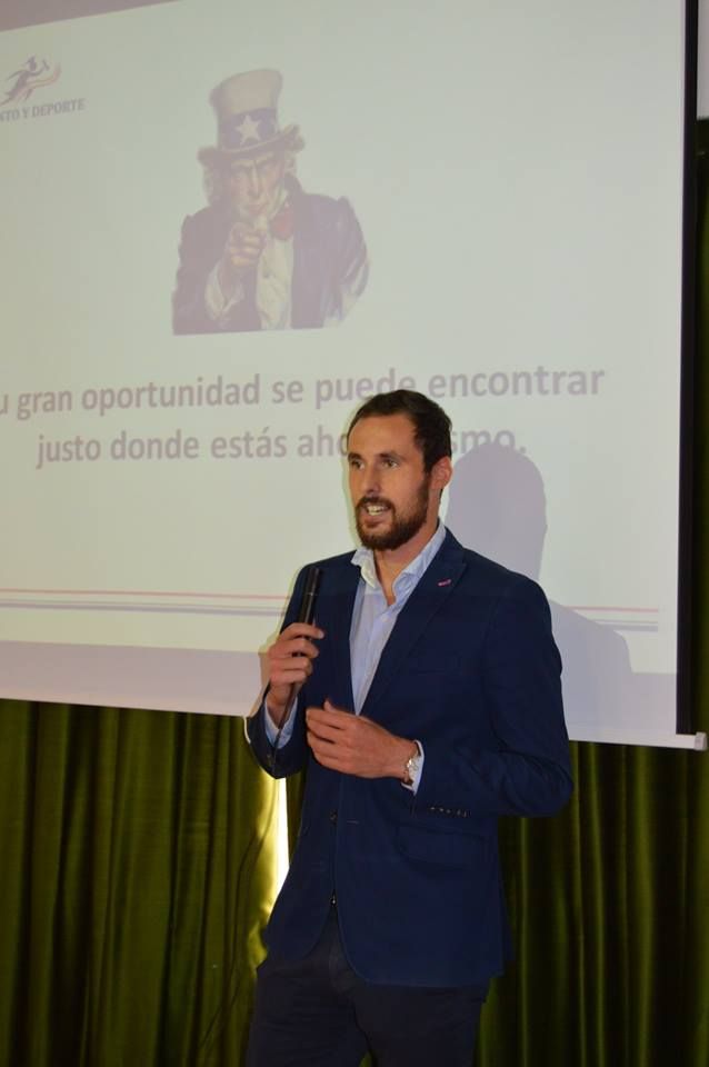 En este momento estás viendo Talento y Deporte presenta su programa de becas en el Colegio Peñacorada.