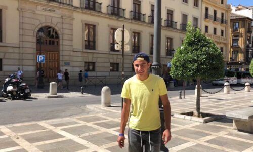 El James del Barrio del Pilar consigue un beca deportiva.
