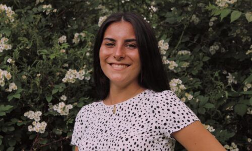 Adriana consigue una beca académica para estudiar en EEUU.