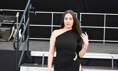 Selena consigue una beca académica para estudiar en Estados Unidos.