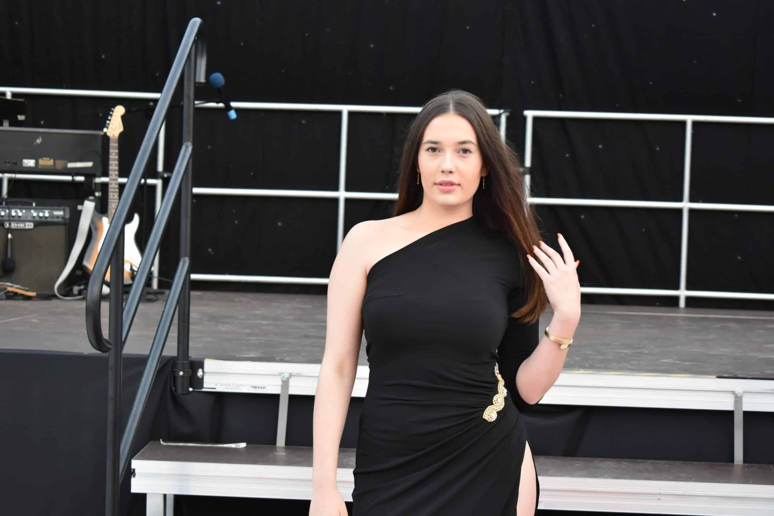 En este momento estás viendo Selena consigue una beca académica para estudiar en Estados Unidos.