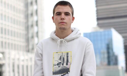 Aarón consigue una beca académica para estudiar en Estados Unidos.